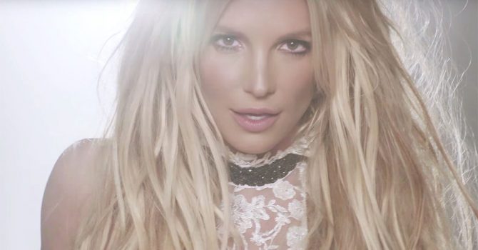 Polacy piszą bardzo dziwne komentarze na fejsie Britney Spears