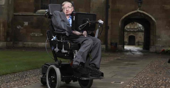 Stephen Hawking: Ludzkość w tym tysiącleciu zmiecie z Ziemi katastrofa