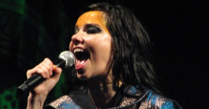 Björk atakuje media za seksizm po krytyce jej DJ setu