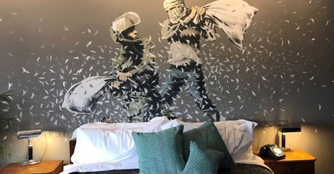 Banksy stworzył hotel w Betlejem, do którego muzykę napisali Massive Attack