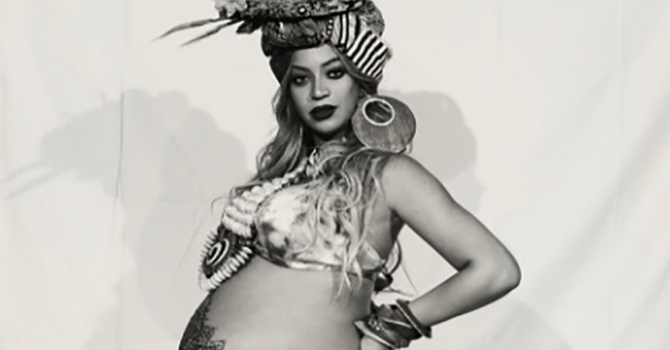Beyonce jest w kolejnej ciąży? Bey na koncertach wykonywała podejrzane gesty…