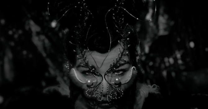 Björk po raz kolejny udowadnia, że jest kosmitką. Klip do Notget jest nie z tego świata.