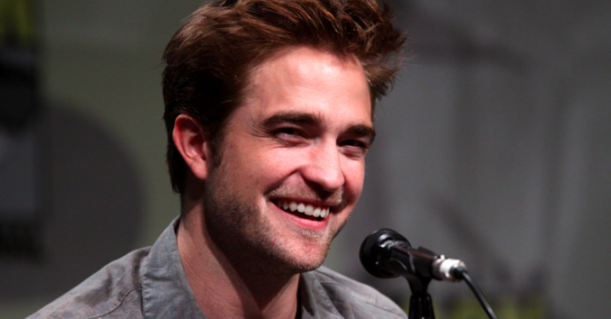 Robert Pattinson jako nastolatek dorabiał sprzedając… brudne pisemka! Spotkała go za to sroga kara…