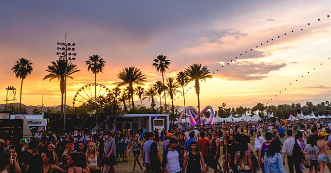 Szukasz inspiracji na festiwalowe outfity? Zobacz, co nosiło się na Coachella 2018!