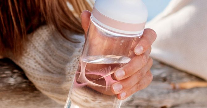 Zerowasterzy dbają o planetę pijąc wodę! Czyli przegląd butelek, które pomagają środowisku.
