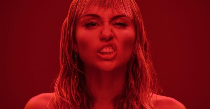 Miley Cyrus popiera mniejszości w teledysku do “Mother’s Daughter” – Rytmy.pl