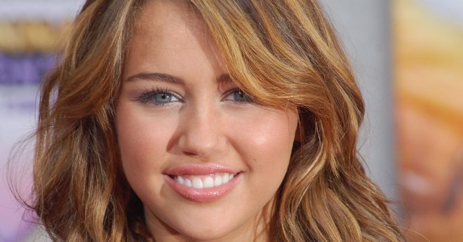 Miley Cyrus niespodziewanie wydała nowy singiel “Slide Away”