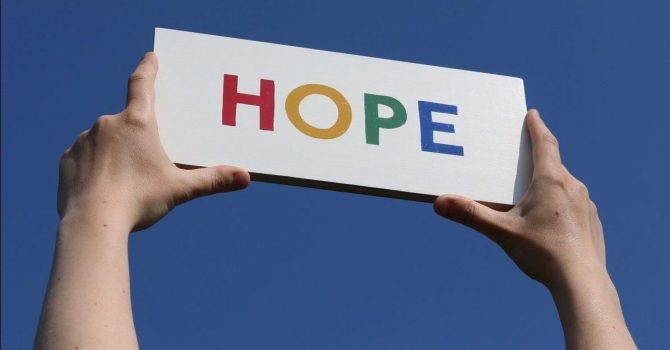 Tom Rosenthal z nowym, pełnym nadziei utworem “Hope”