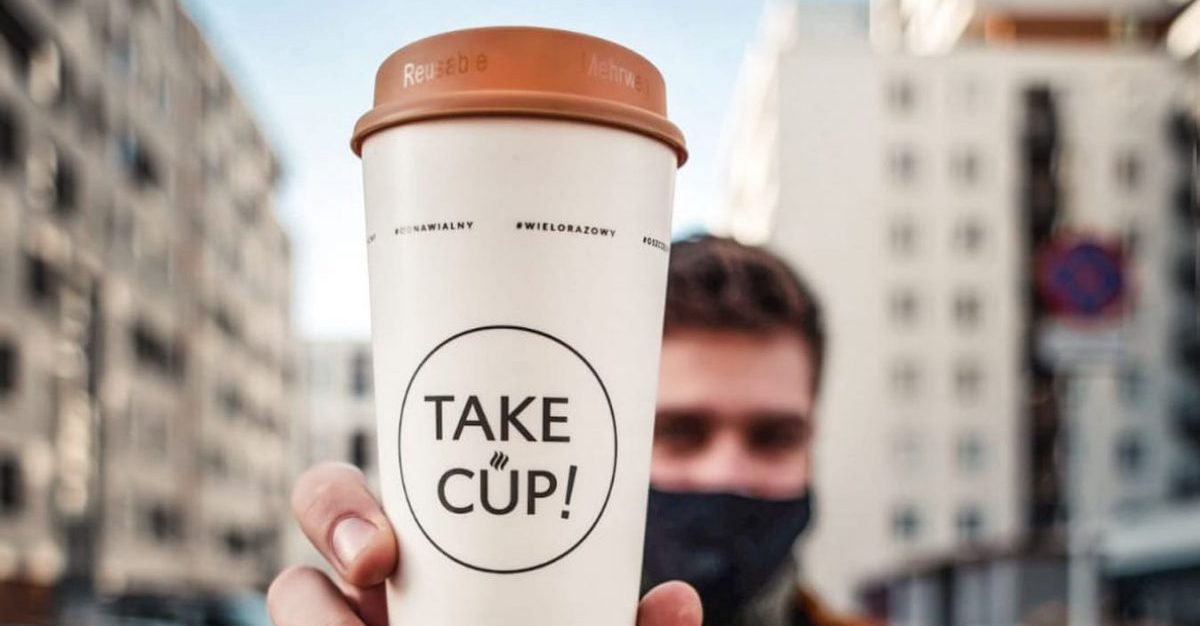 капучино в стаканчике. кофейный стаканчик. стаканчик кофе в руке. кофе take away. My cup кофе.