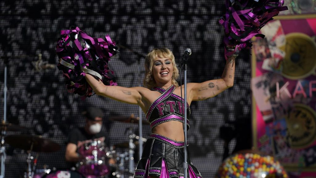 Miley Cyrus Angels Like You teledysk Super Bowl