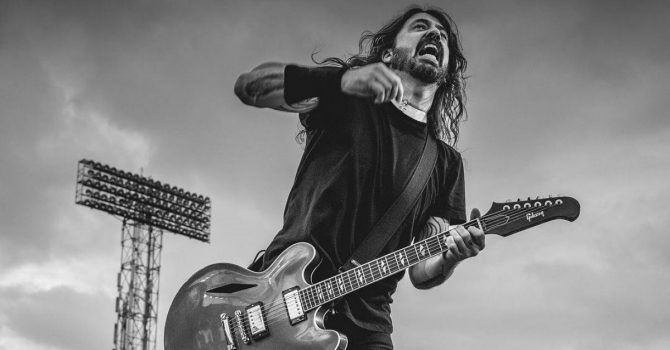 Dave Grohl z Foo Fighters spisał historie ze swojego życia w książce – „The Storyteller”