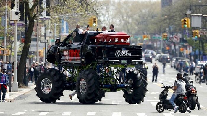 Monster truck z trumną DMX'a przejeżdzą przez ulice Nowego Jorku