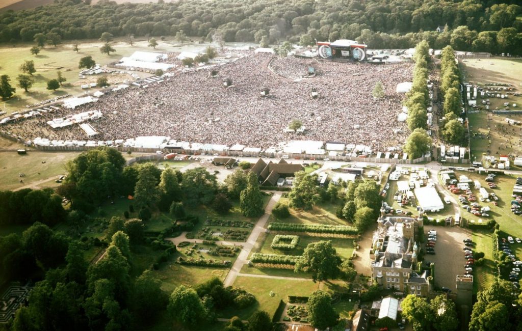 Widok z lotu ptaka na tłum na koncercie Oasis w Knebworth. KREDYT: Mick Hutson / Redferns