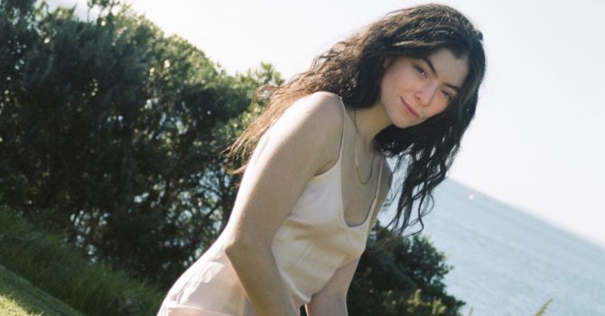 Lorde prezentuje nowy singiel z nadchodzącej płyty i jej biodegradowalne wydanie