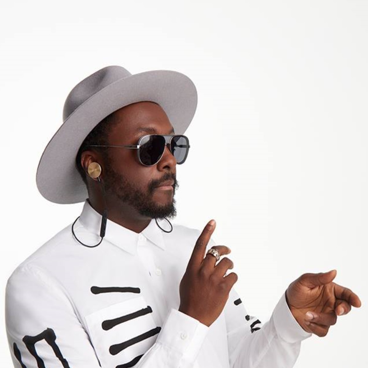 Will i am heartbreaker. Will.i.am. Виллиам рэпер. Уильям Адамс певец. Will i am 2022.