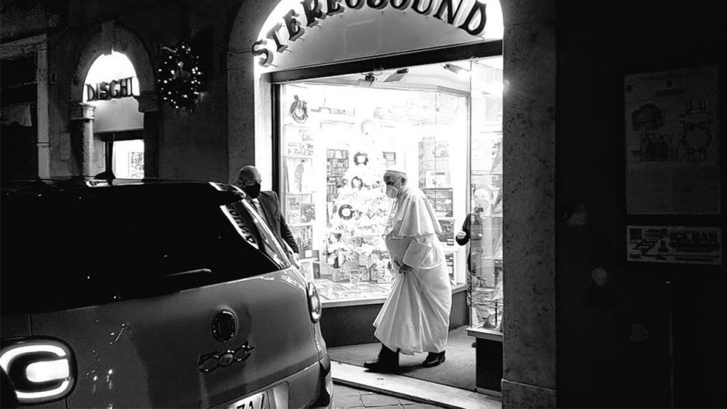 Papież Franciszek złożył niespodziewaną wizytę w... sklepie z płytami