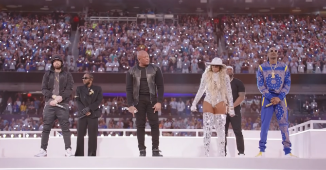 Super Bowl Halftime Show: klęczący Eminem, 50 Cent tajemniczym gościem i Anderson .Paak na bębnach