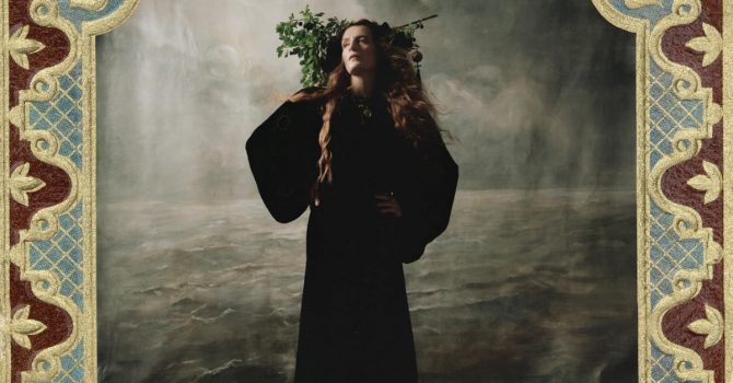 Średniowieczna Florence Welch w nowym singlu “Heaven is Here”