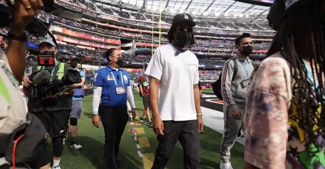 JAY-Z groził, że zerwie umowę z NFL, jeśli Snoop Dogg i Dr. Dre nie wystąpią podczas Super Bowl Halftime Show