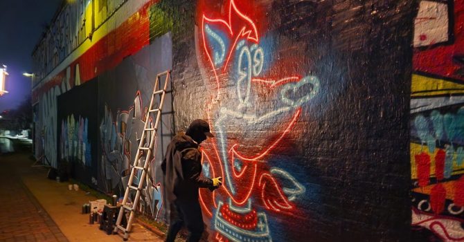 Samsung we współpracy z twórcą street-artu Fat Cap Sprays, pokazuje sztukę, która ożywa po zmroku
