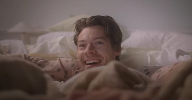Harry Styles i piżama party w klipie “Late Night Talking”