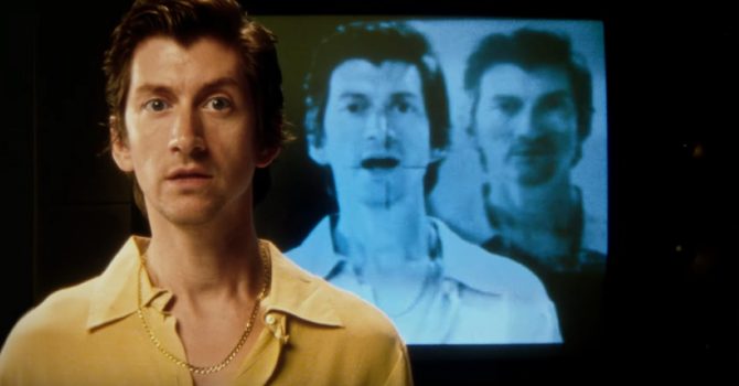 Arctic Monkeys chowają pazura i dryfują między melancholią a nostalgią w singlu „Body Paint”