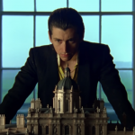 Alex Turner z Arctic Monkeys – raz legenda indie rocka, raz weselny wokalista