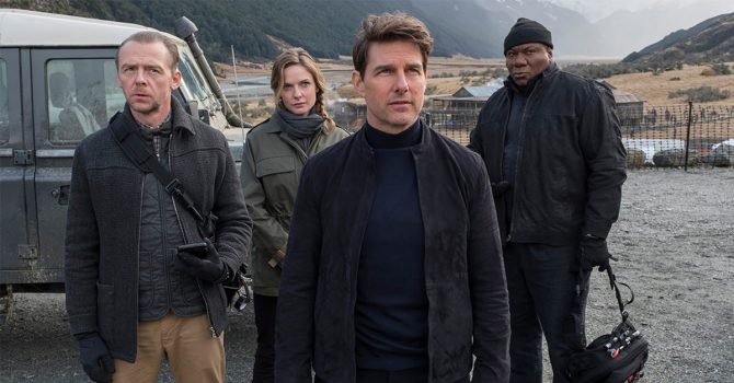 Co robi Tom Cruise, by promować nadchodzący film z serii “Mission: Impossible”? Przemawia, stojąc na samolocie w trakcie lotu