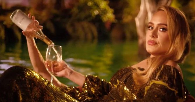 Adele niczym grecka bogini w teledysku do piosenki „I Drink Wine”