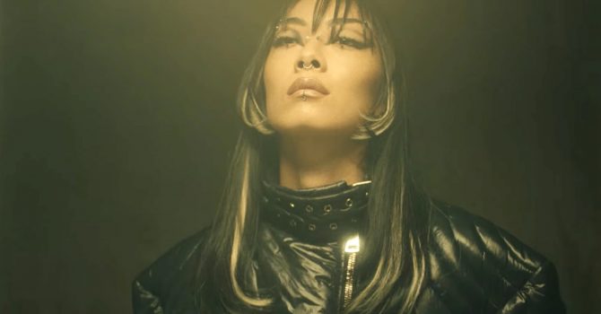 Rina Sawayama z mrocznym klipem do singla „Frankenstein”. Zapowiada też koncert w Polsce