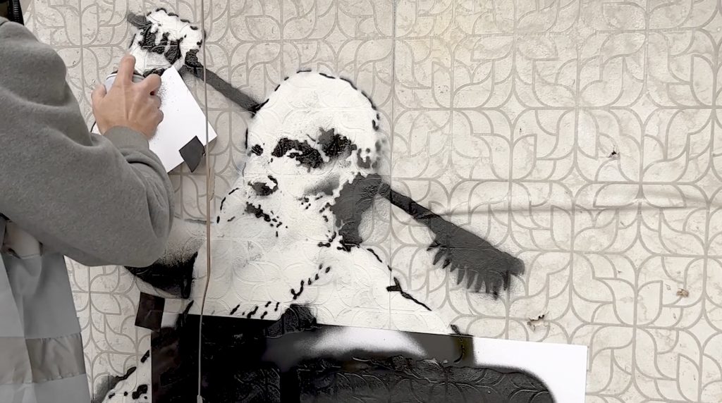 Banksy przyznał się do kolejnych murali w Ukrainie i pokazał się przy pracy. Jest mocne wideo