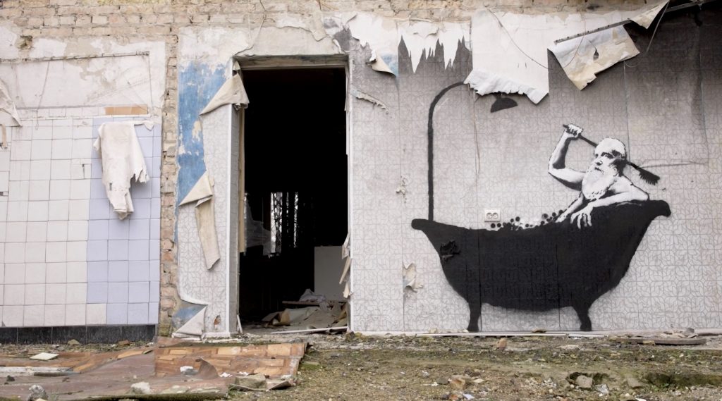Banksy przyznał się do kolejnych murali w Ukrainie i pokazał się przy pracy. Jest mocne wideo