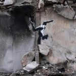 Banksy pod Kijowem. Jego mural z gimnastyczką pojawił się w ukraińskiej Borodziance