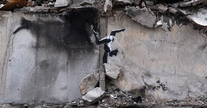Banksy pod Kijowem. Jego mural z gimnastyczką pojawił się w ukraińskiej Borodziance