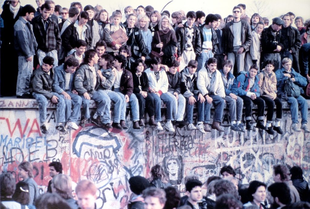 Zdjęcie mężczyzn w 501 na Murze Berlińskim