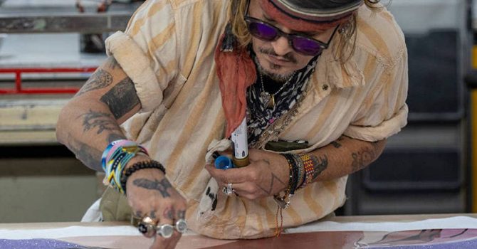 Johnny Depp sprzedaje portrety Heatha Ledgera i Boba Marleya swojego autorstwa. Podobni?