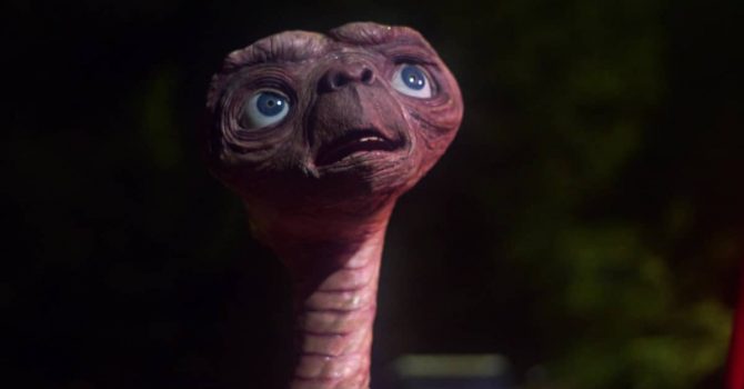 Steven Spielberg usunął broń z filmu „E.T.”. Teraz żałuje