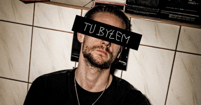Sebastian Fabijański ogłasza swoją porażkę w singlu „TU BYŁEM”