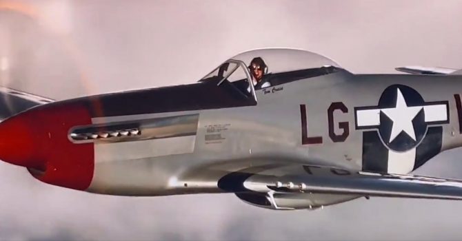 Tom Cruise oddaje hołd królowi Karolowi III – prosto z samolotu