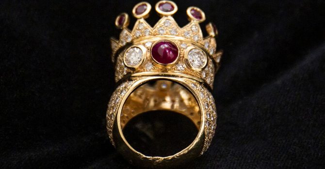 Drake wydał milion dolarów na królewski pierścień Tupaca
