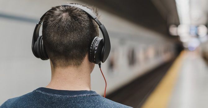 Badania wykazują, że słuchanie muzyki dającej nam „ciarki” może zmniejszyć ból