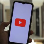 YouTube będzie oznaczał treści stworzone z użyciem AI