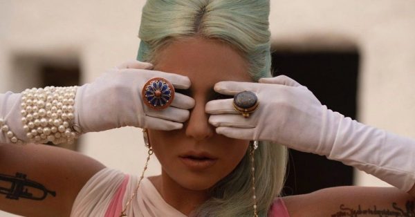 Lady Gaga ponownie zaskakuje w nowym teledysku do singla “911”