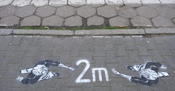 W Szamotułach street-art przypomina o zachowaniu dystansu społecznego