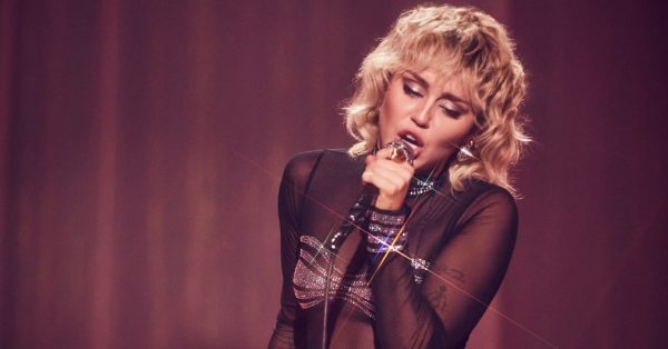 Miley Cyrus śpiewa przebój Cher z okazji Pride Month
