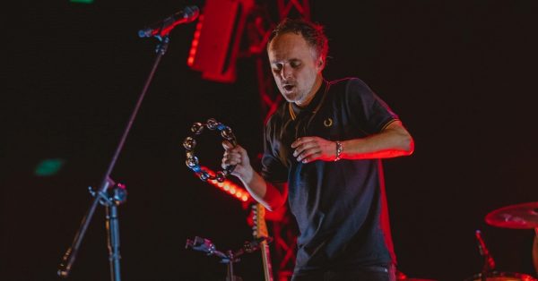 Artur Rojek pokazuje kulisy koncertów z trasy “Kundel”