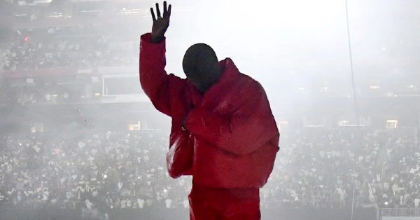 “DONDA” jednak nie wyszła, a Kanye West zamieszkał na stadionie