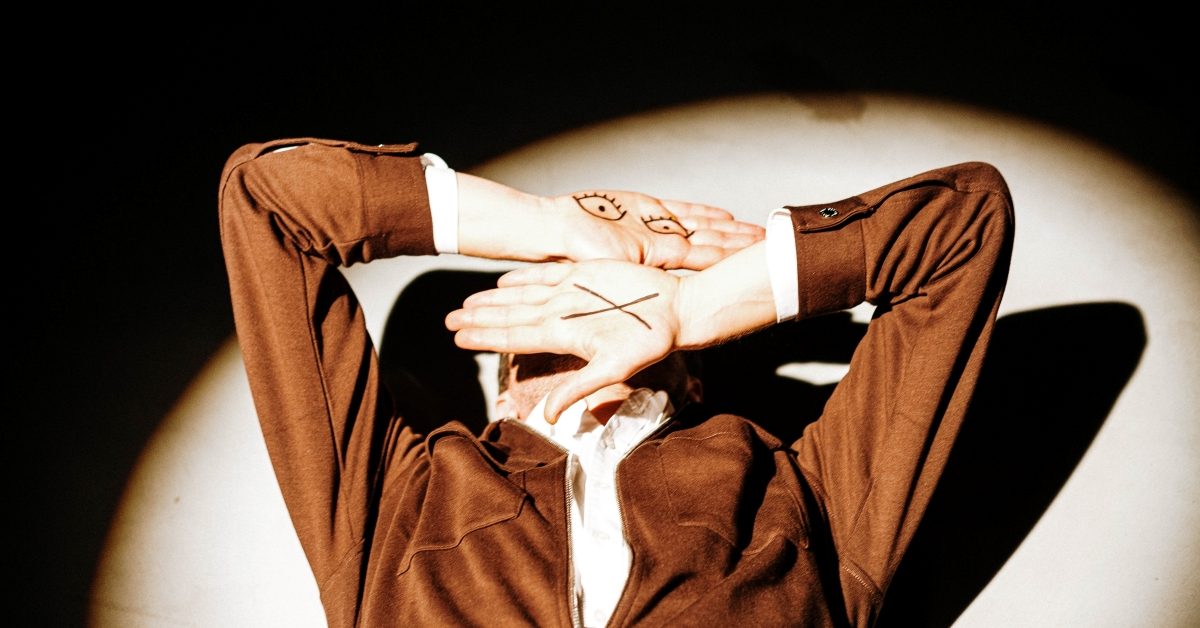 Martin Lange i tańczący Tomasz Kot w wyjątkowym singlu „Kłamiesz”