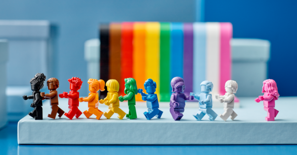 LEGO wspiera społeczność LGBTQ+. Oto pierwszy tęczowy zestaw klocków