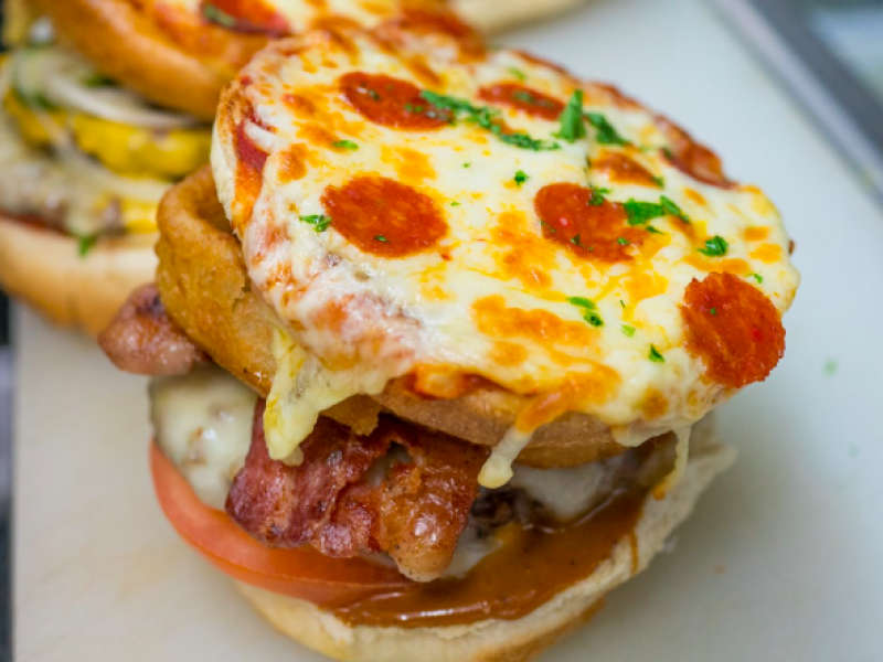 Pizza czy burger? Teraz już nie musisz wybierać. #meatzza to największa wyżerka ever!